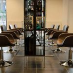 Uitzicht op de kappersvloer van Hair & Looks Groningen met werkende stylisten en klanten