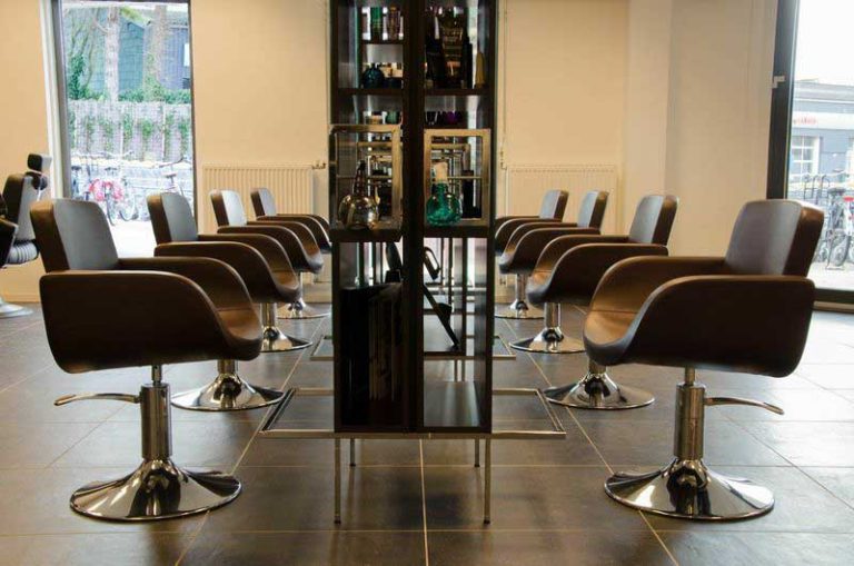 Uitzicht op de kappersvloer van Hair & Looks Groningen met werkende stylisten en klanten